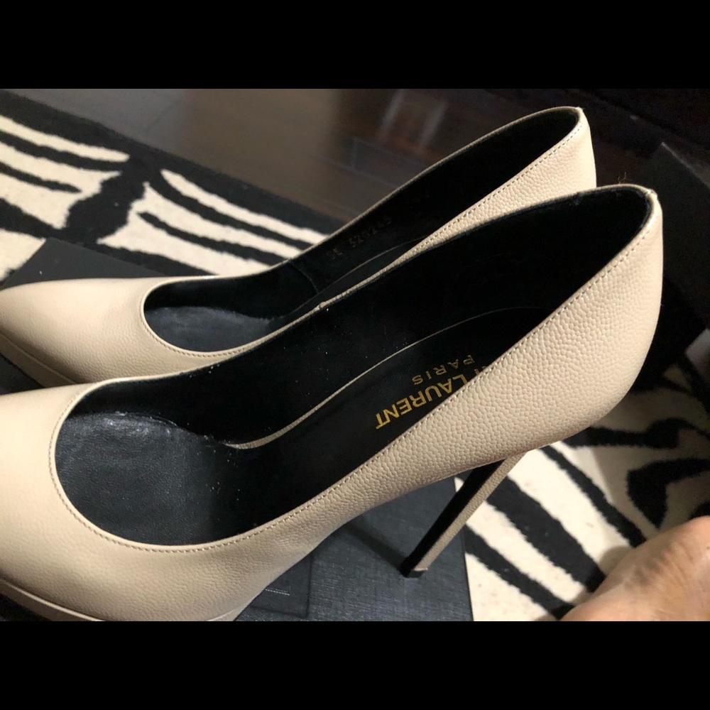 One of my fav Saint Laurent pump, worn only twice